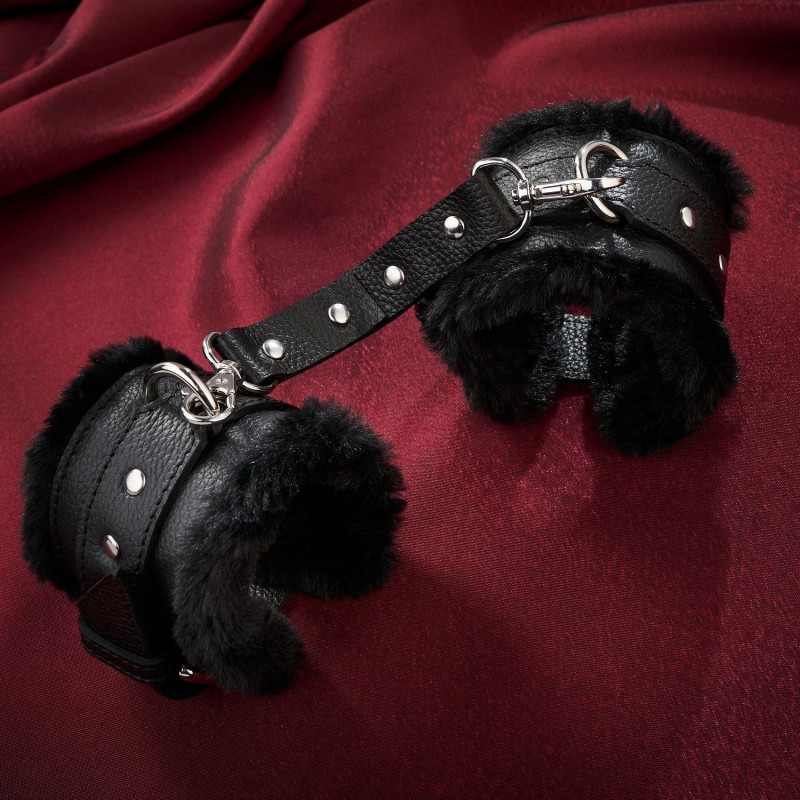 Skórzane kajdanki z futerkiem handcuffs SESSUALE 33S01U