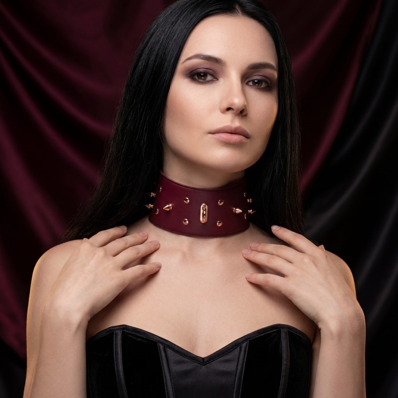 Skórzana obroża BDSM z ćwiekami burgundowa Sessuale SES-06-BRG