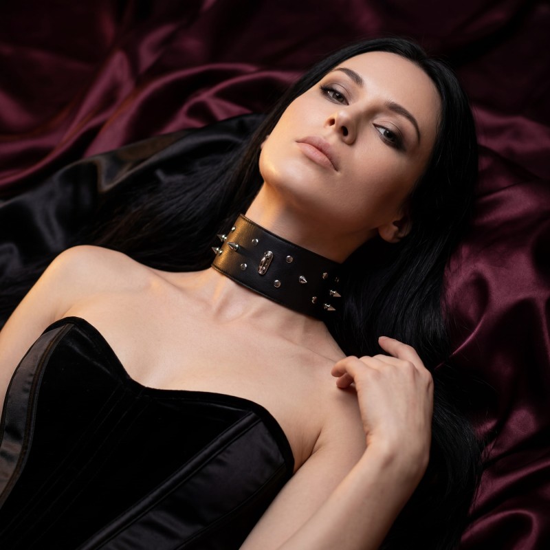 Skórzana obroża BDSM z ćwiekami czarna Sessuale SES-06-BL
